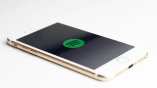 Spotify accusato di riempire le playlist con musica creata con l'AI