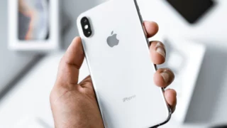 iPhone, un bug nella dettatura cambia 